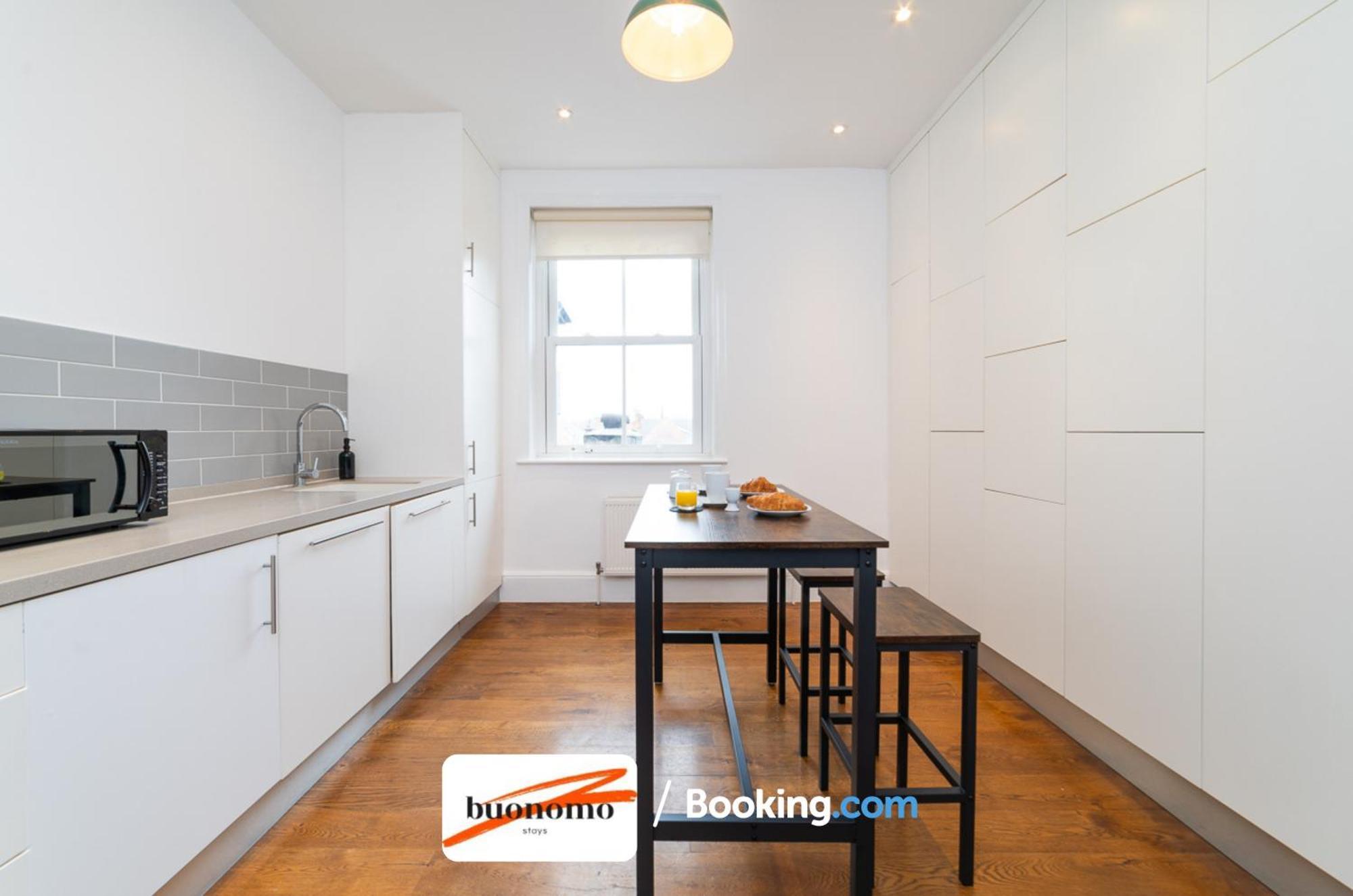 Apartment Three Bedroom At Buonomo Short Lets & Serviced Close To Wimbledon Tennis Courts *