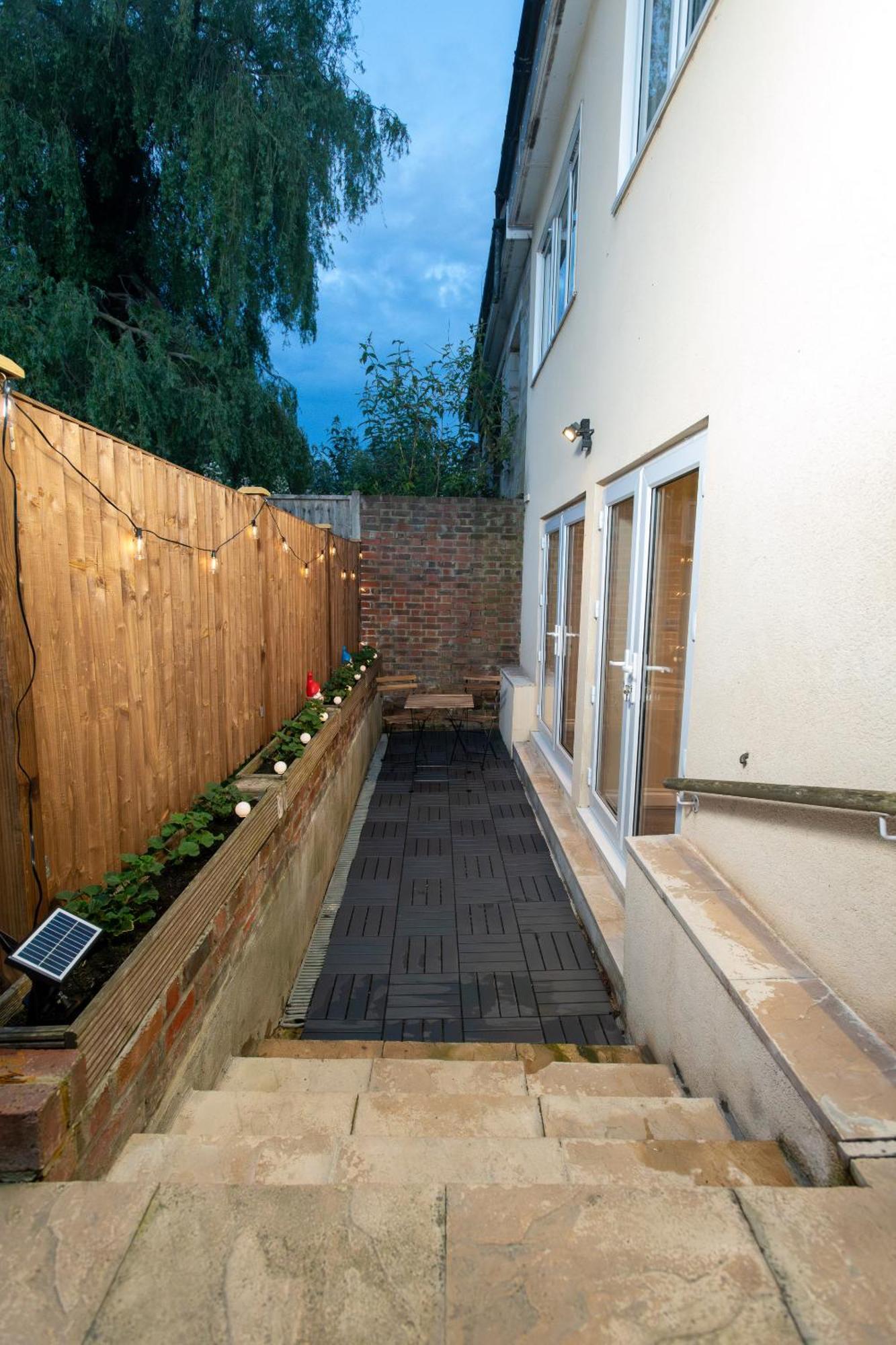 Apartment Cosy 1 Bedroom Basement With Private Patio Area London