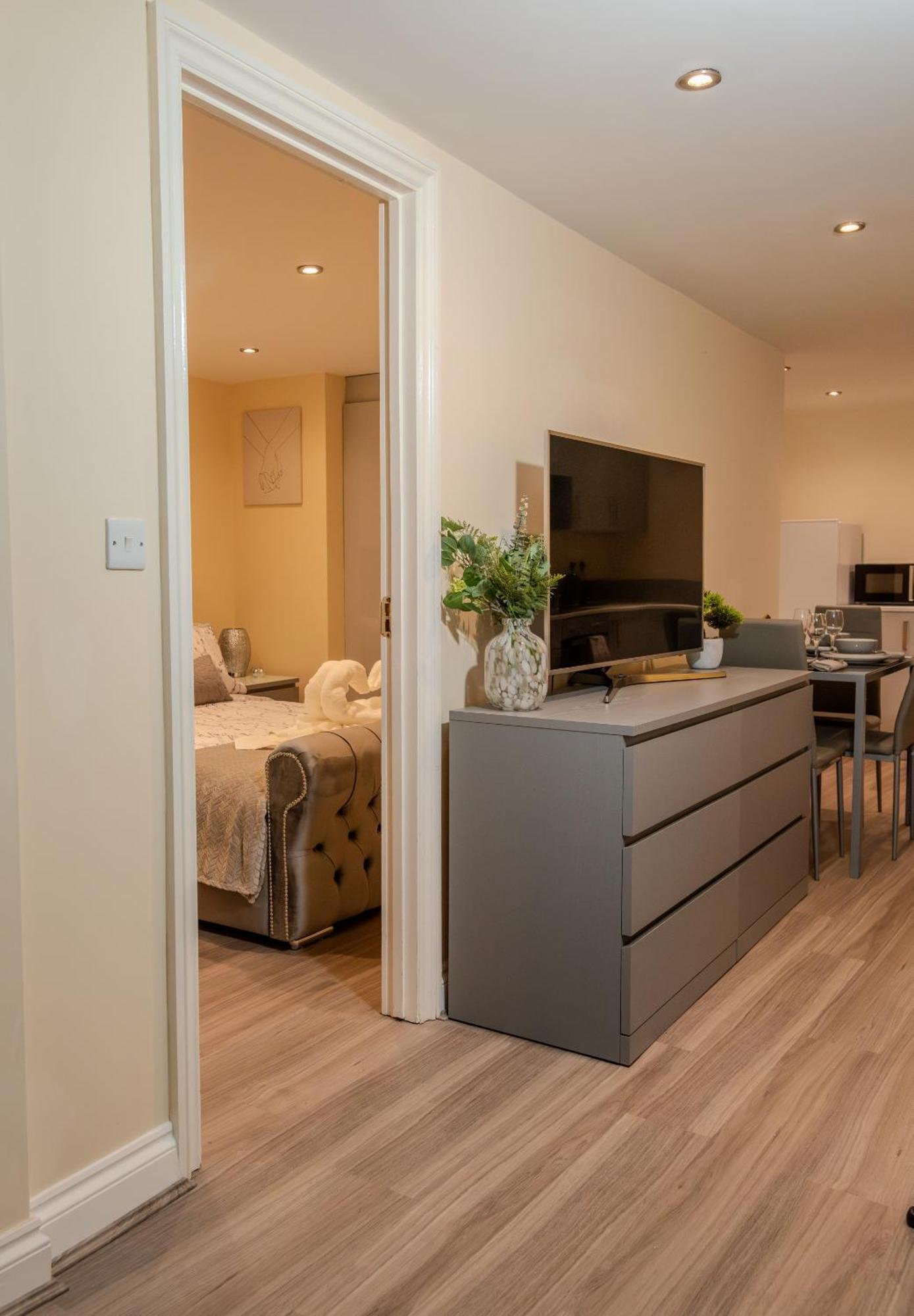 Cosy 1 Bedroom Basement With Private Patio Area London