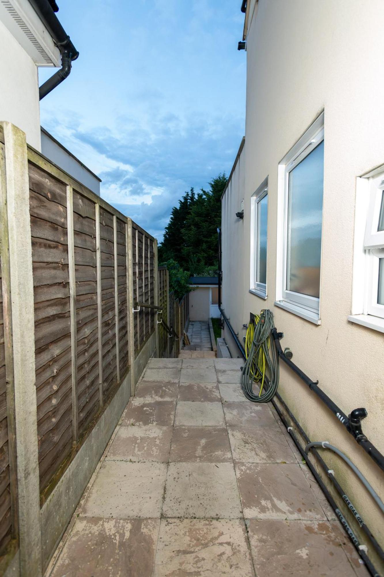 Cosy 1 Bedroom Basement With Private Patio Area * London