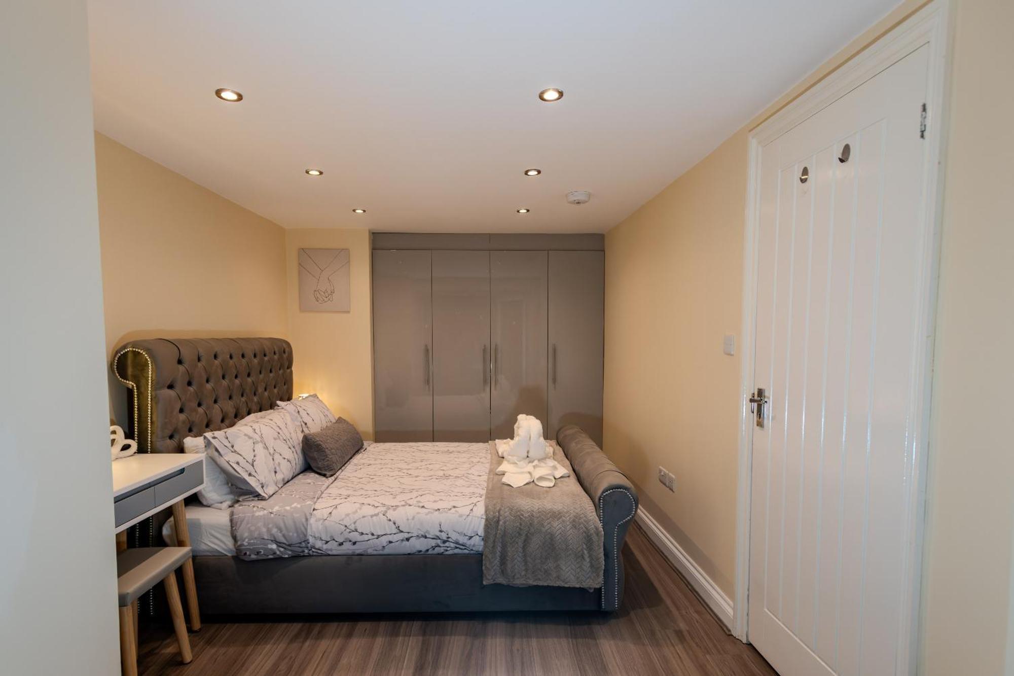 Cosy 1 Bedroom Basement With Private Patio Area *