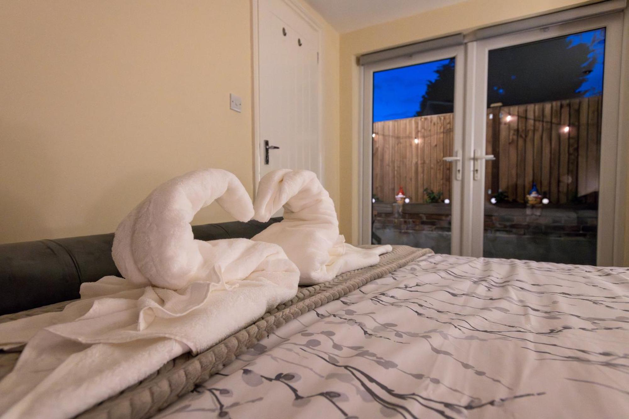 Cosy 1 Bedroom Basement With Private Patio Area Apartment