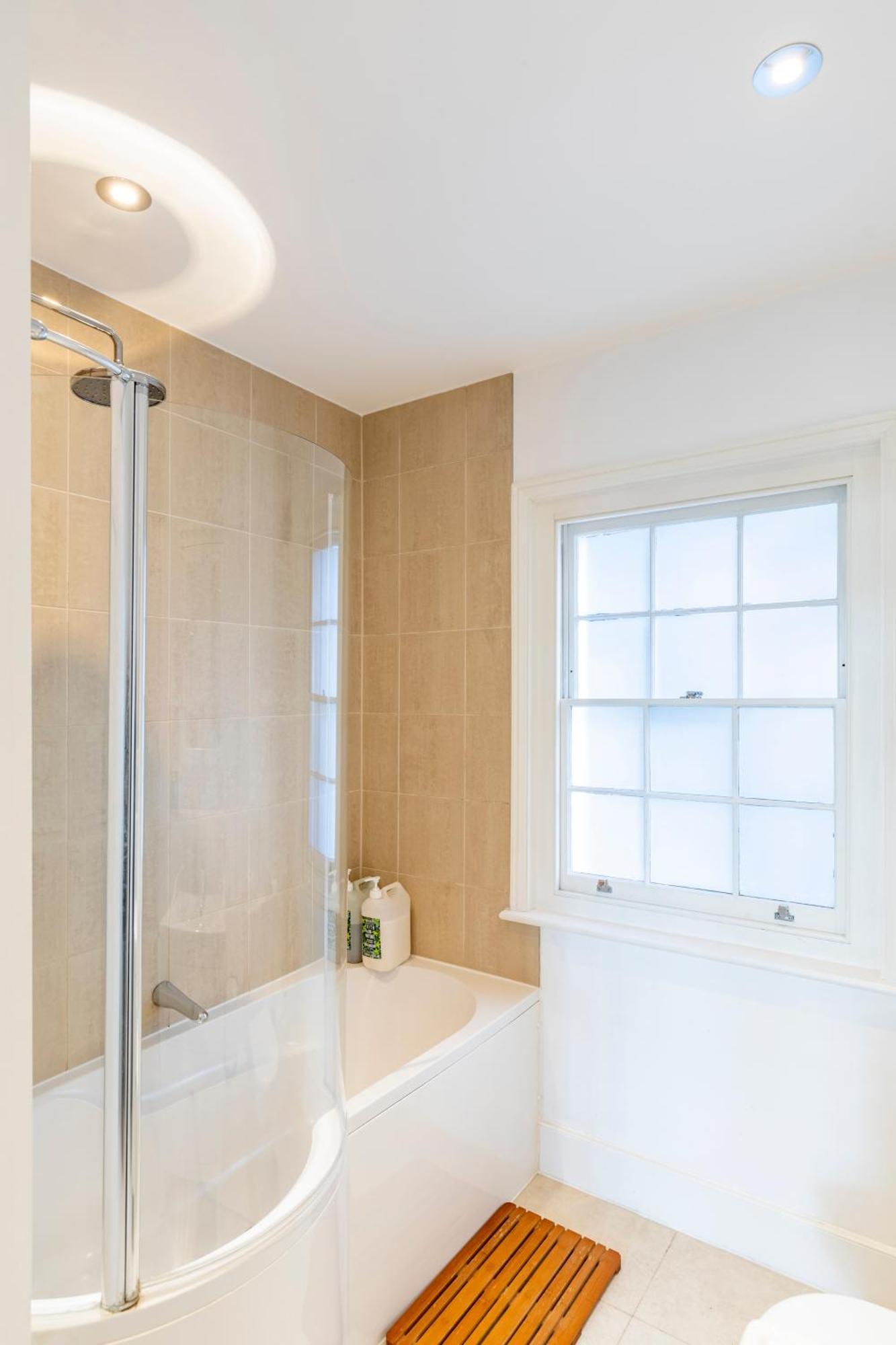 195vbr With Private Bathrooms, Shared Kitchen Apartment London