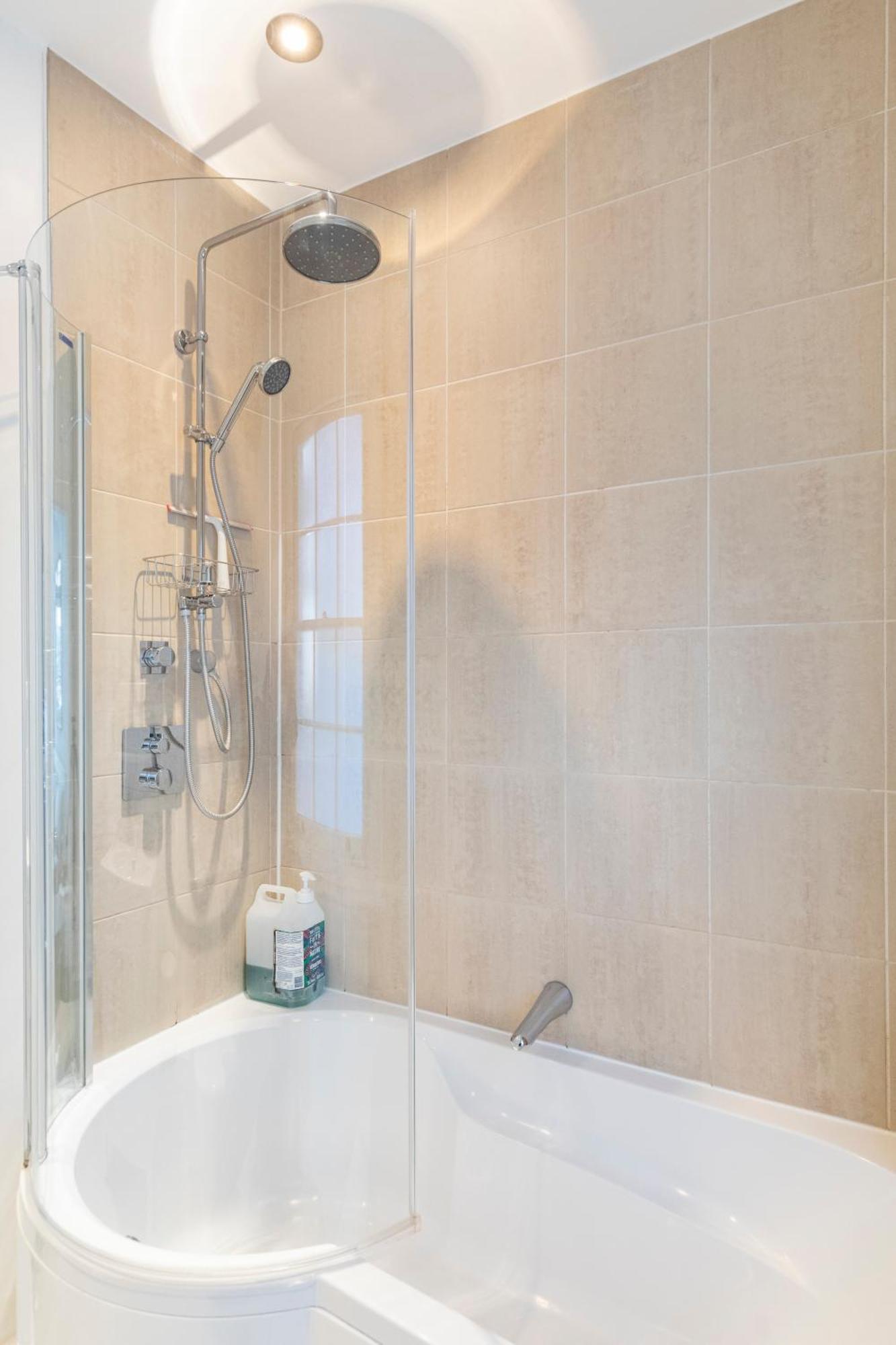 Apartment 195vbr With Private Bathrooms, Shared Kitchen London