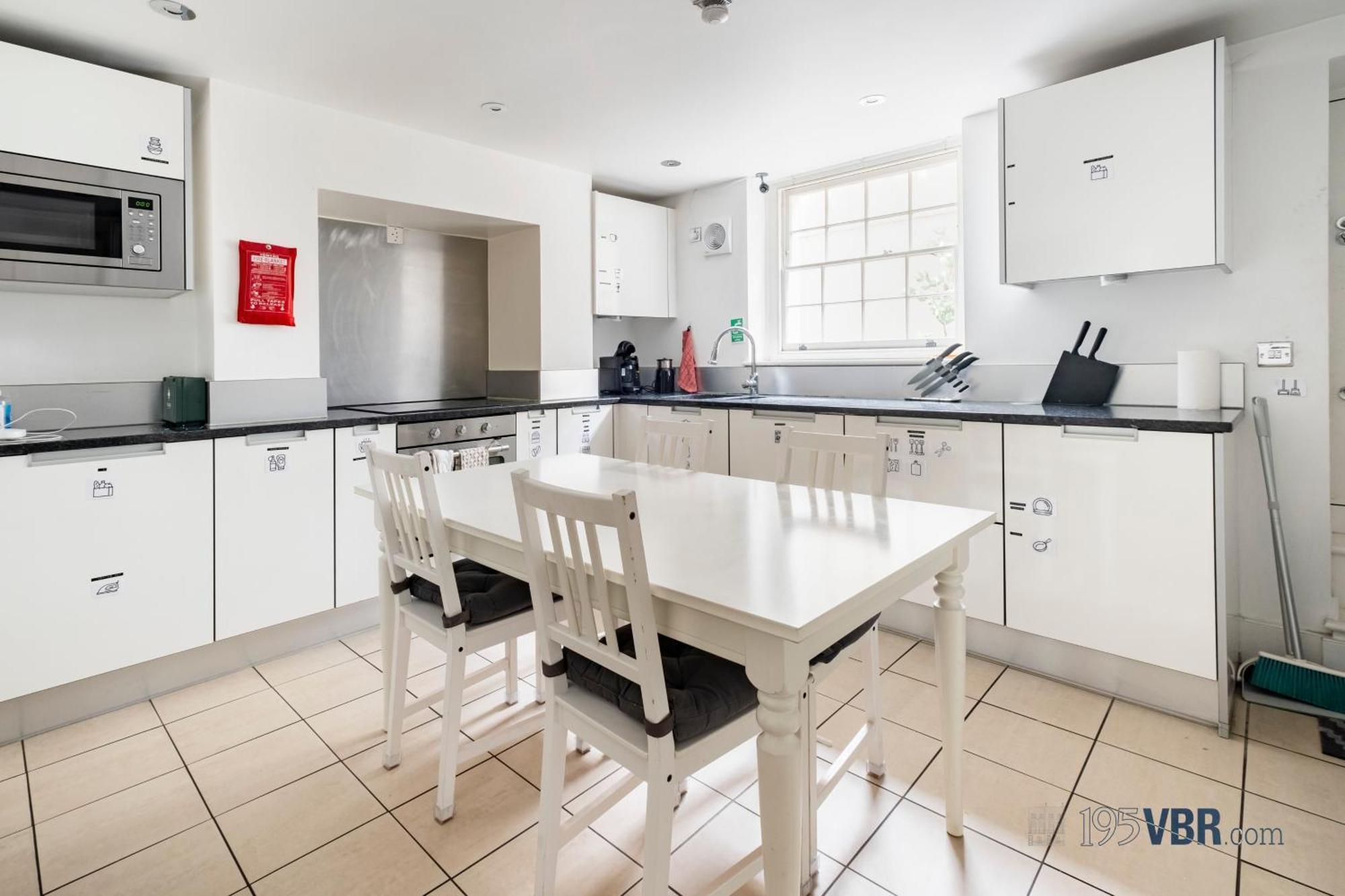 Apartment 195vbr With Private Bathrooms, Shared Kitchen London