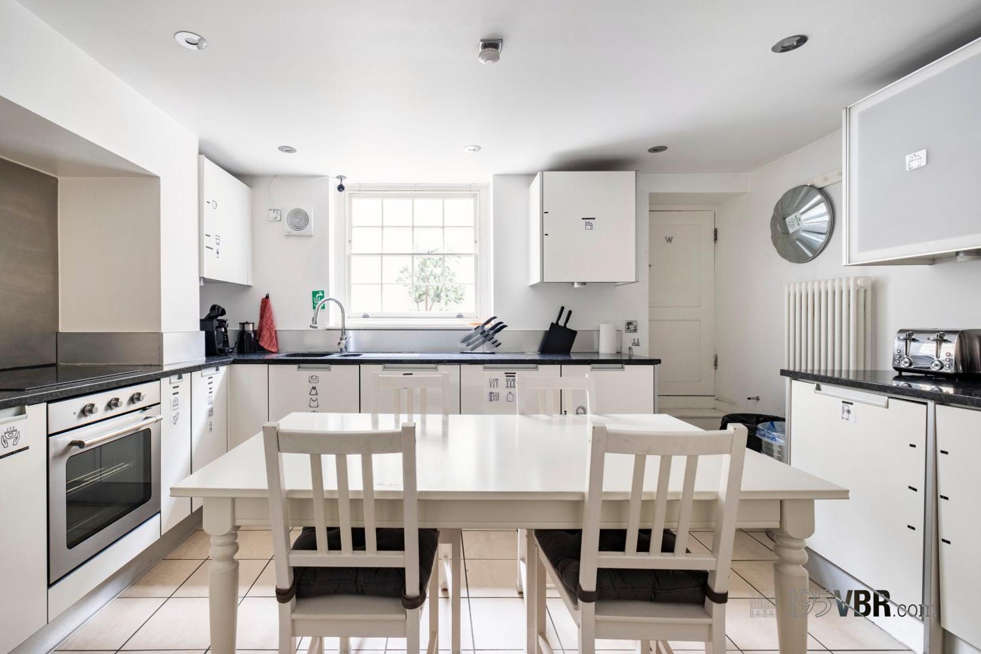 195vbr With Private Bathrooms, Shared Kitchen Apartment *