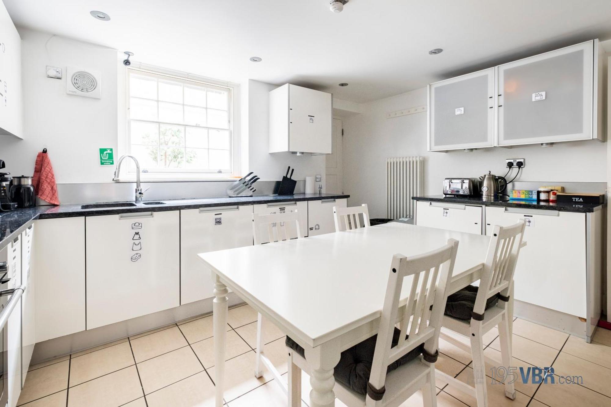 195vbr With Private Bathrooms, Shared Kitchen