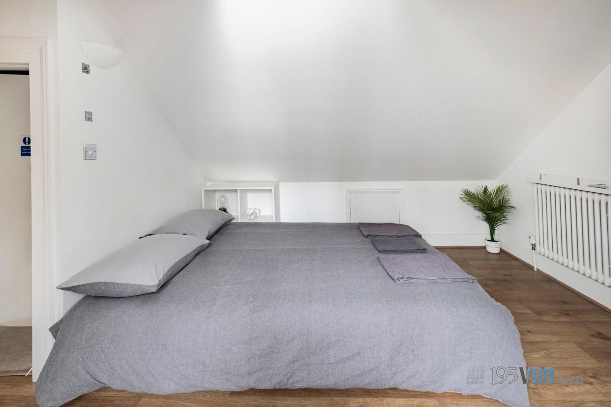 195vbr With Private Bathrooms, Shared Kitchen *