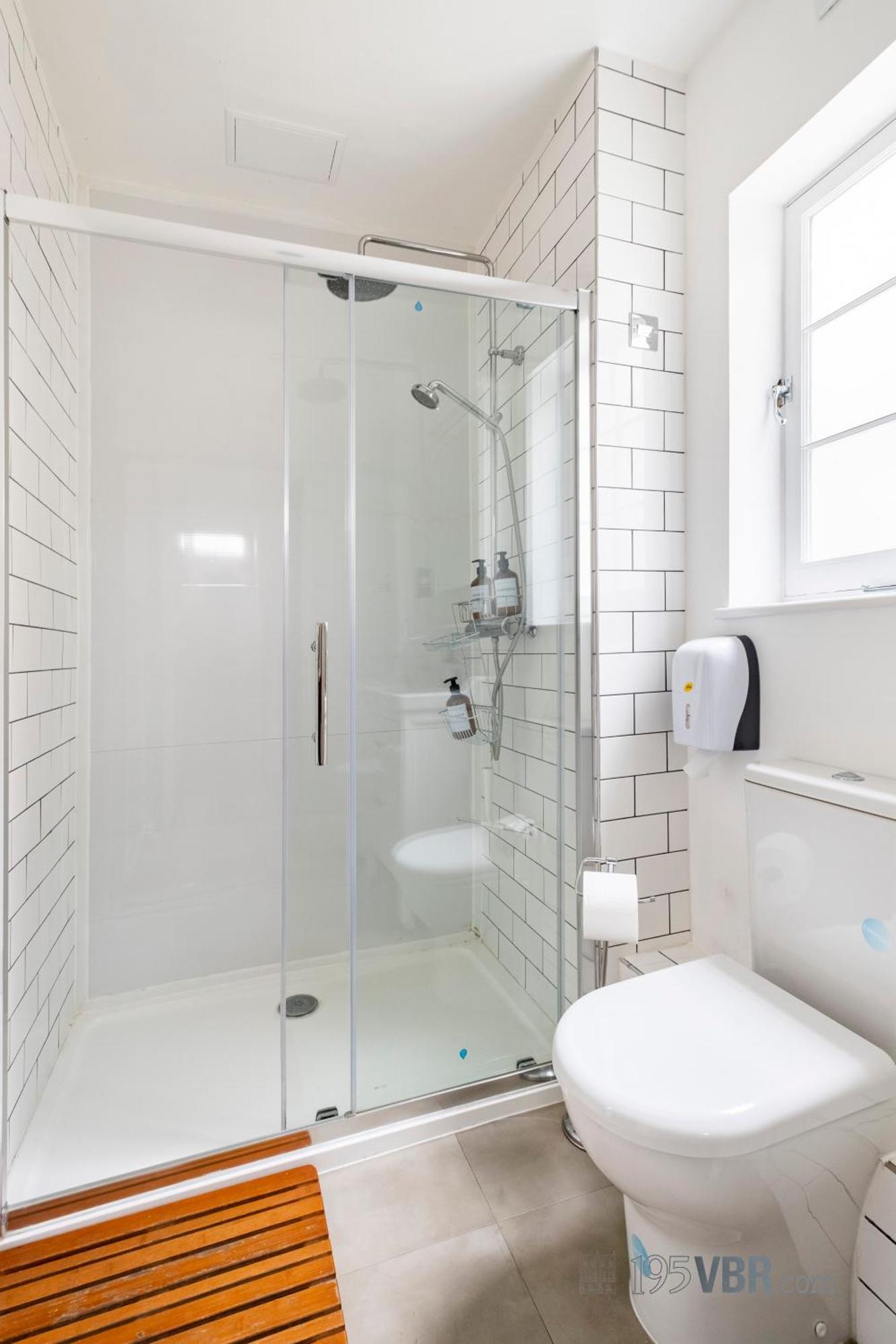 195vbr With Private Bathrooms, Shared Kitchen Apartment *