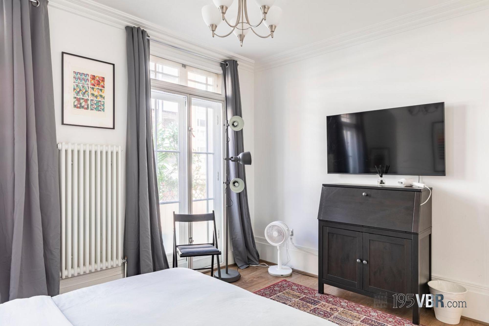 195vbr With Private Bathrooms, Shared Kitchen