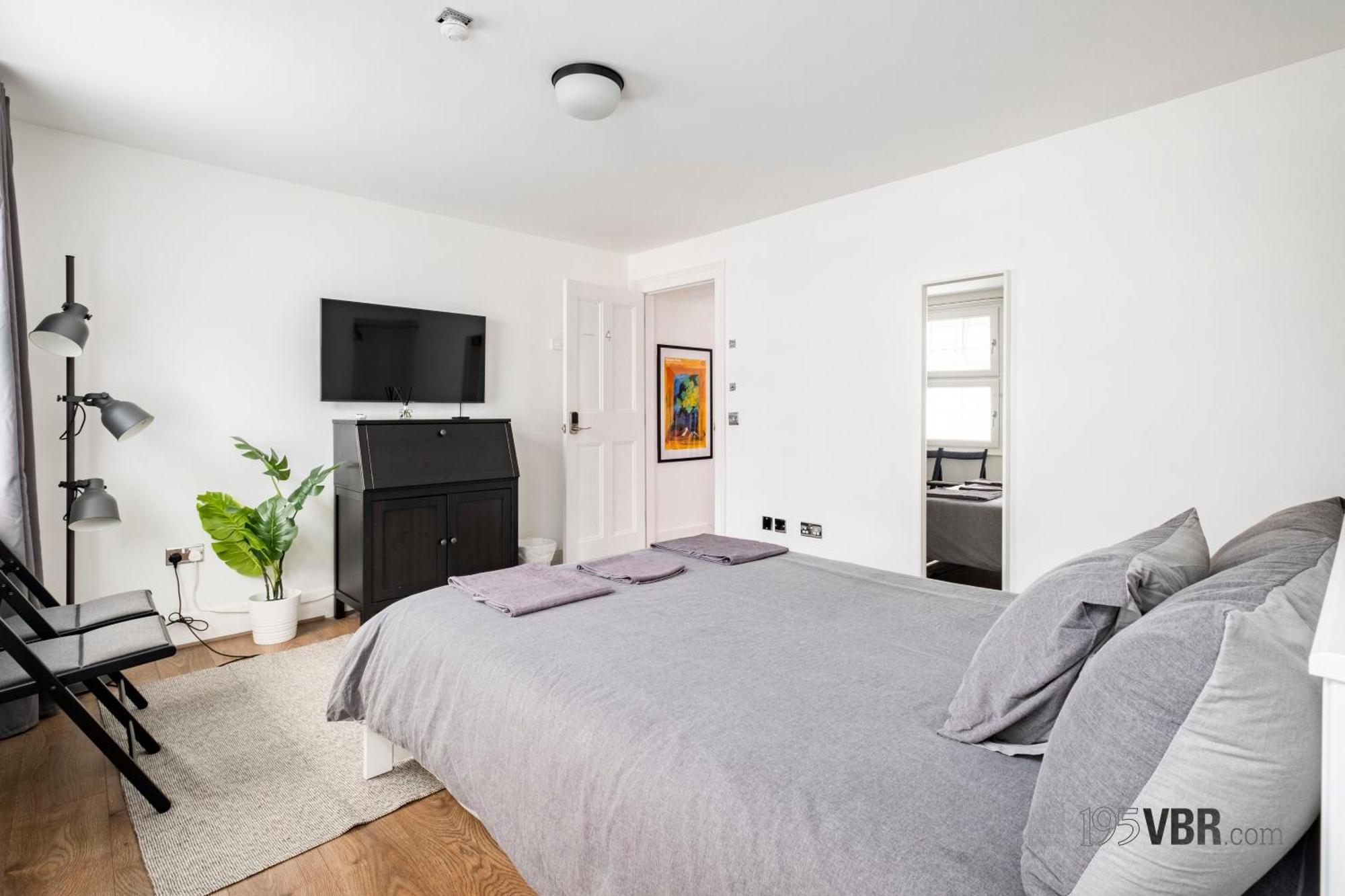Apartment 195vbr With Private Bathrooms, Shared Kitchen *