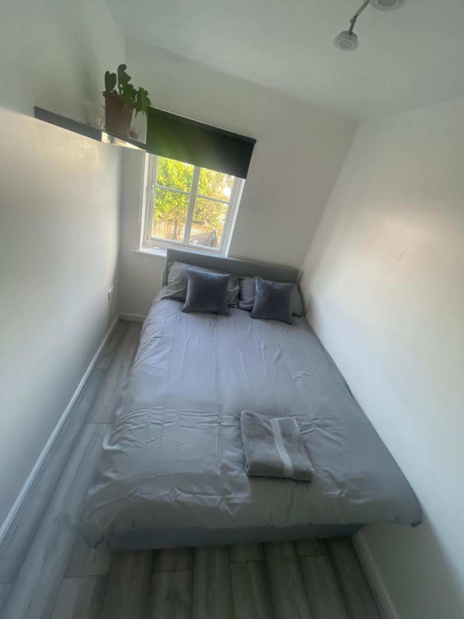 Holiday home Spacious 3 Bedroom Home, With Private Driveway 5 Minutes From Excel Centre & Custom House London