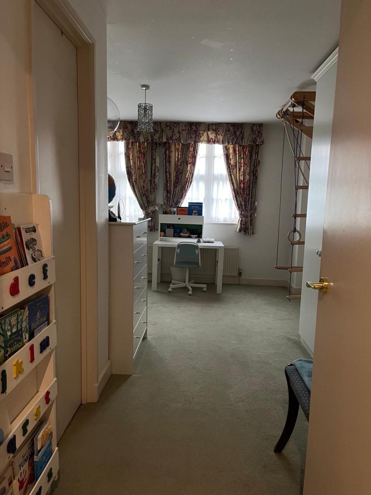 Beautiful 2 Bedroom Apartment *