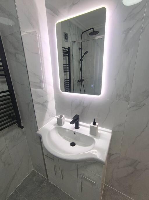 Style Room, Near Tooting Broadway Station Apartment London