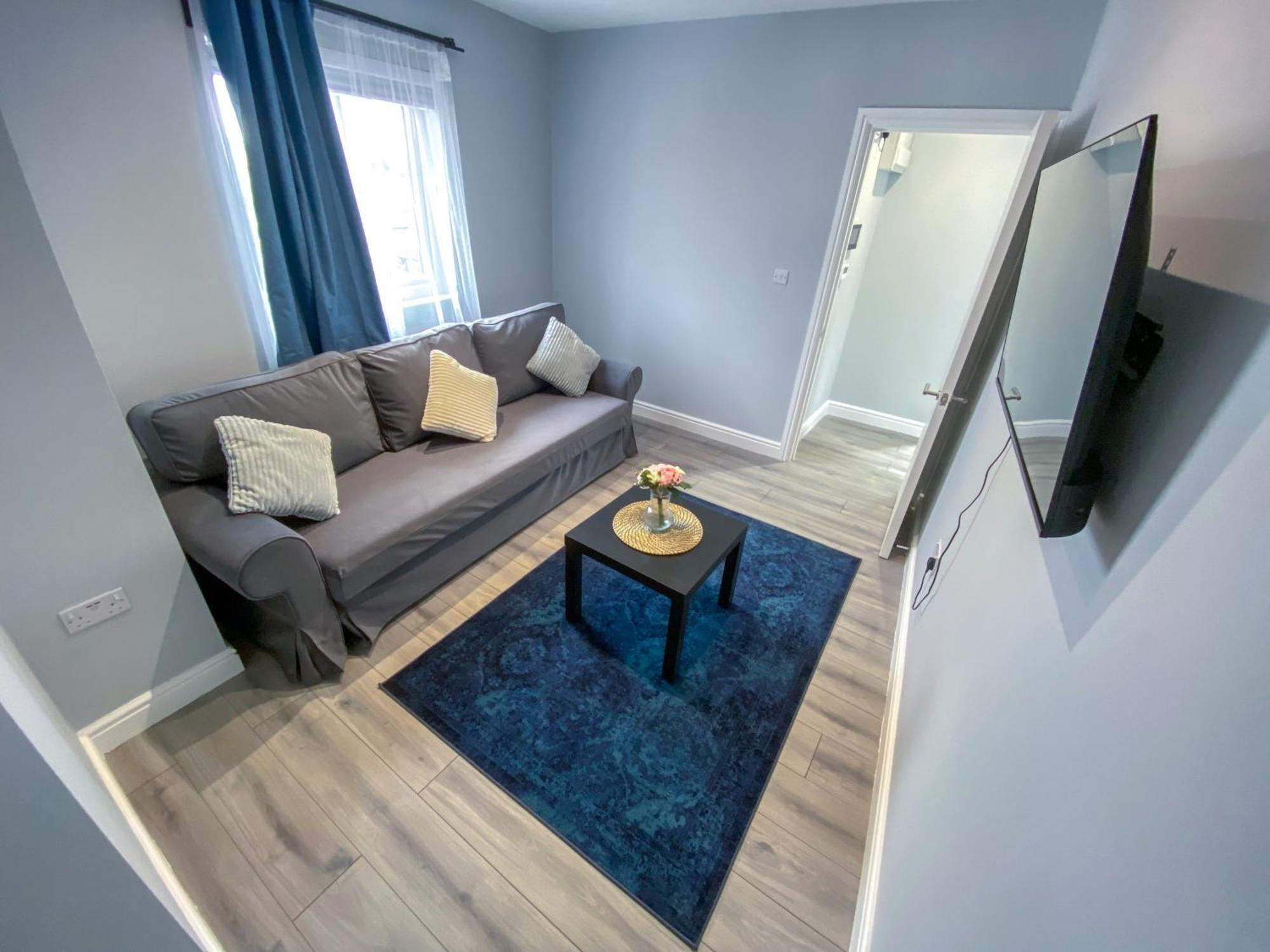 Large 1-bedroom Flat, 5 Guest, - F4 London