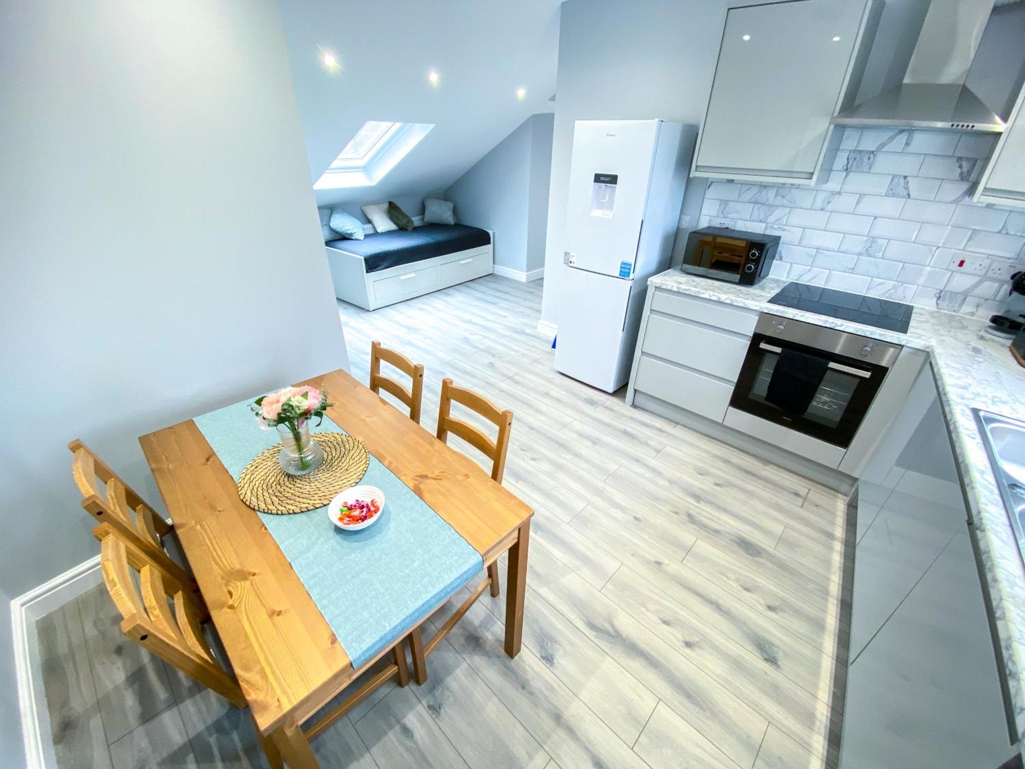 Large 1-bedroom Flat, 5 Guest, - F4 *