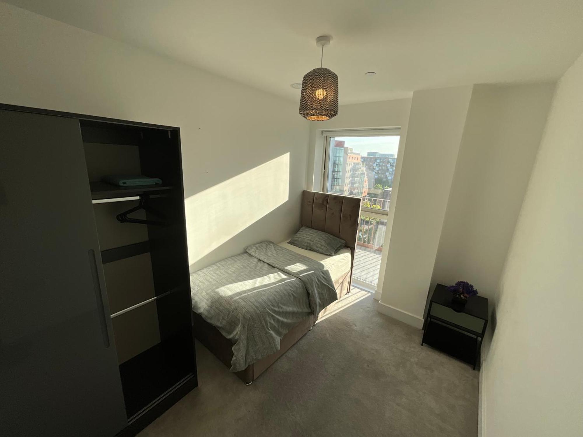 Apartment Single Bed In Shared Greater Gem Near O2 Arena & Thames With Free Parking *