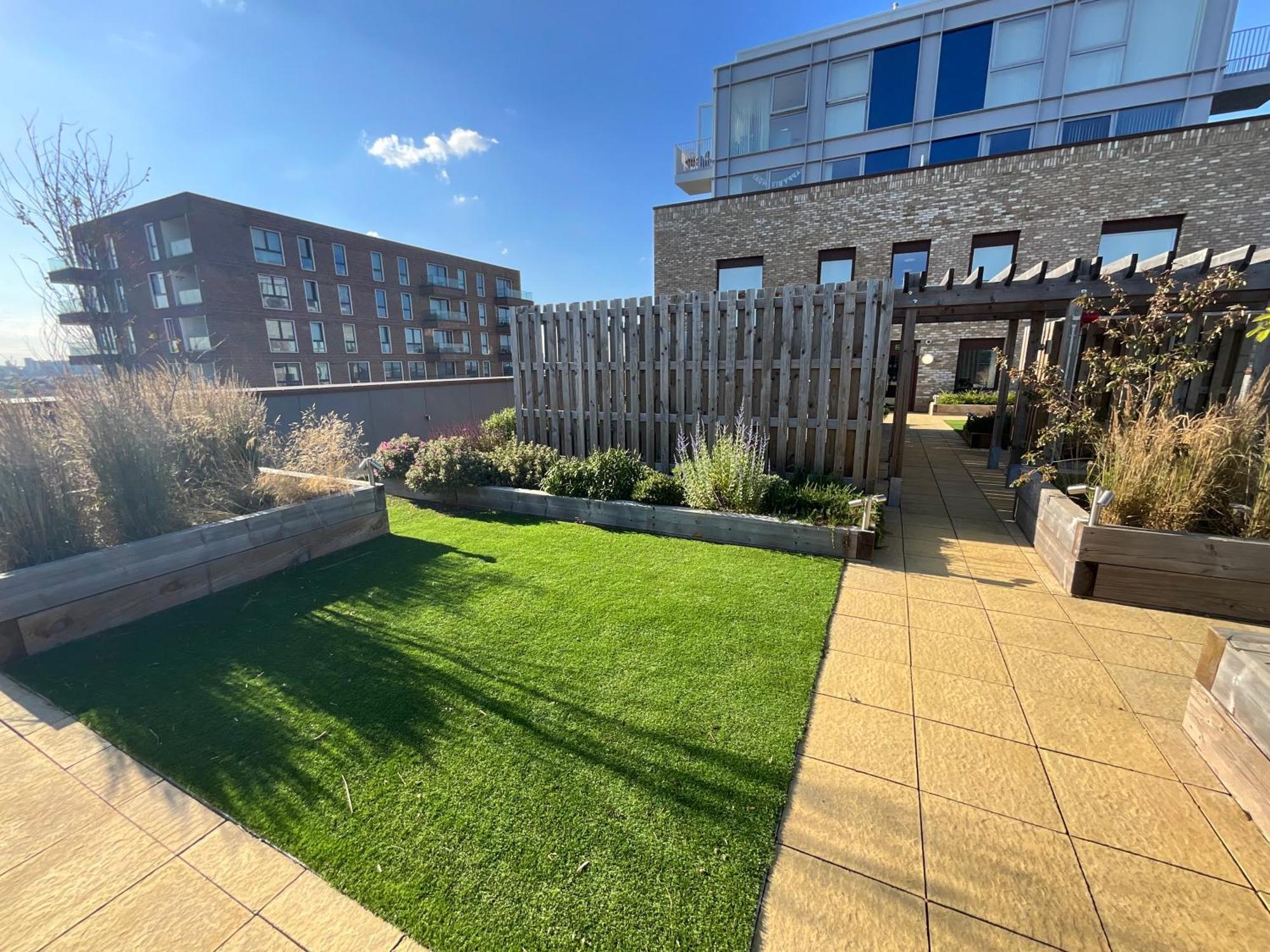 Single Bed In Shared Greater Gem Near O2 Arena & Thames With Free Parking Apartment London