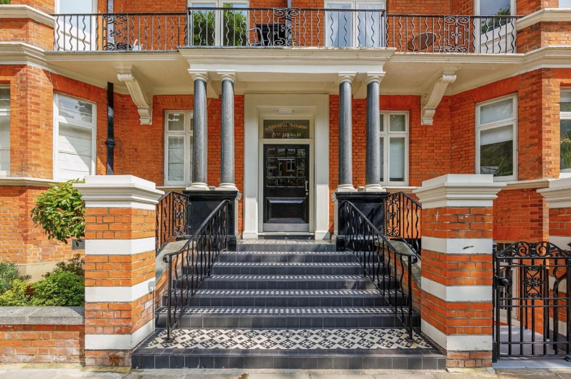 Hyde Park Mansion: Spacious 3-bedroom Balcony Retreat Apartment