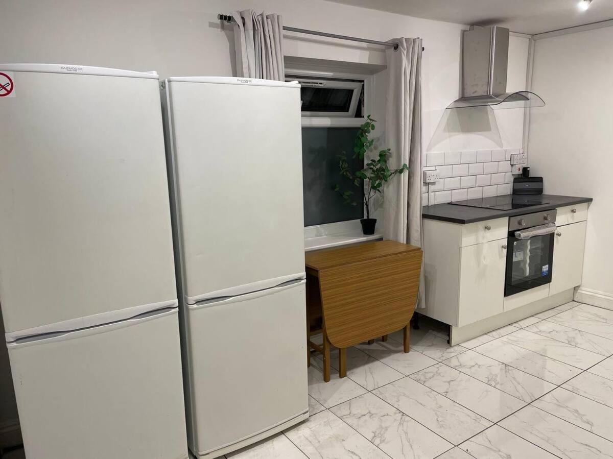 Guest house Cosy Bedroom With Private Bathroom Ensuite In Canary Wharf E14 Only 1 Stop To Excel And O2 For Short Or Long Let In Canary Wharf, Less Than An Hour From Heathrow, Stansted And Gatwick Airport *