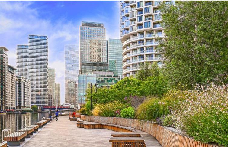 Guest house Cosy Bedroom With Private Bathroom Ensuite In Canary Wharf E14 Only 1 Stop To Excel And O2 For Short Or Long Let In Canary Wharf, Less Than An Hour From Heathrow, Stansted And Gatwick Airport