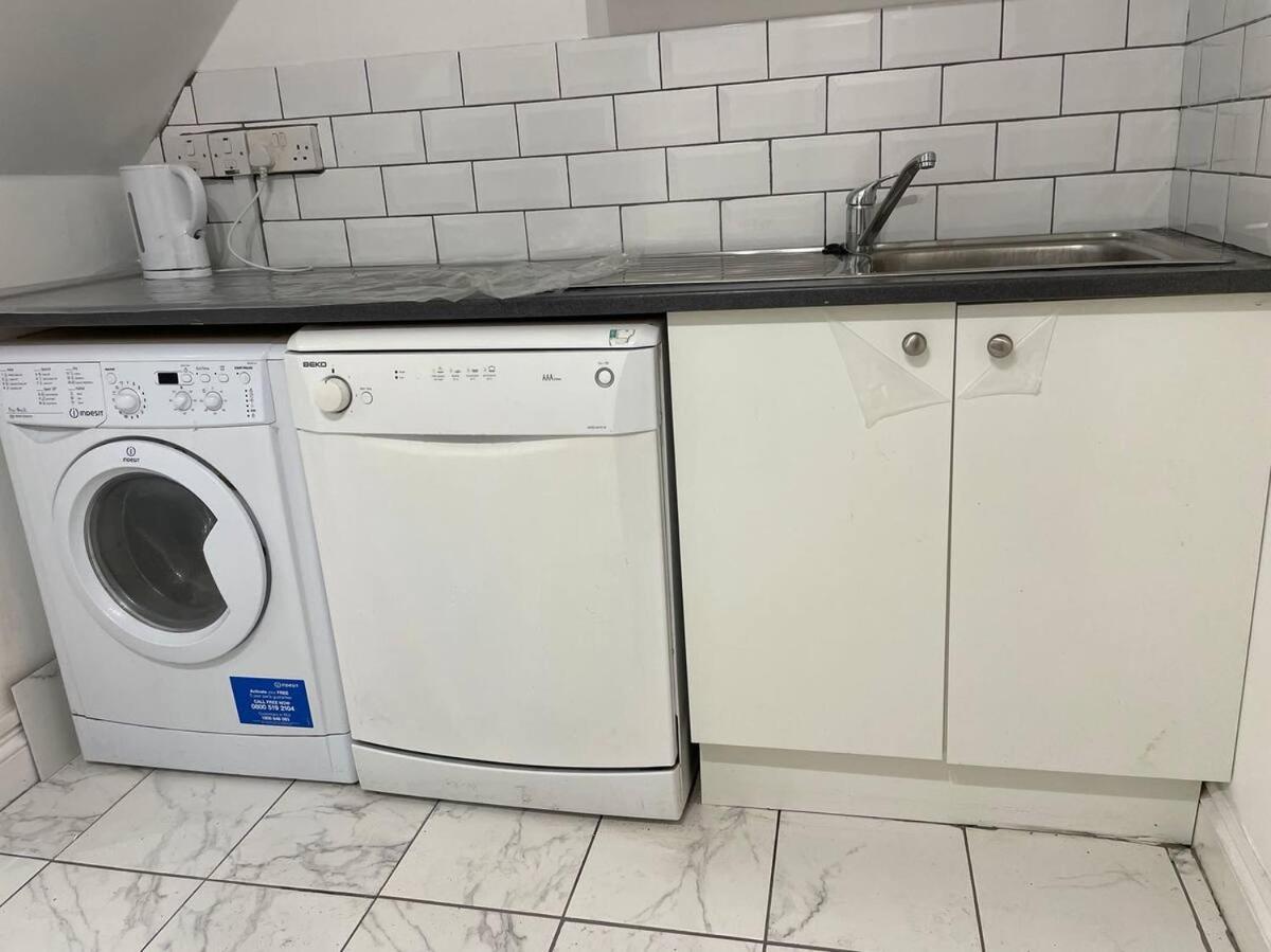 Cosy Bedroom With Private Bathroom Ensuite In Canary Wharf E14 Only 1 Stop To Excel And O2 For Short Or Long Let In Canary Wharf, Less Than An Hour From Heathrow, Stansted And Gatwick Airport * London