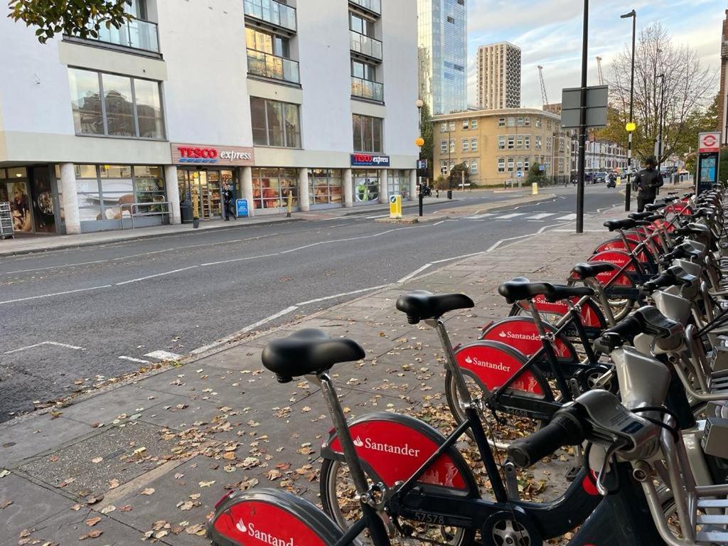 Cosy Bedroom With Private Bathroom Ensuite In Canary Wharf E14 Only 1 Stop To Excel And O2 For Short Or Long Let In Canary Wharf, Less Than An Hour From Heathrow, Stansted And Gatwick Airport Guest house *