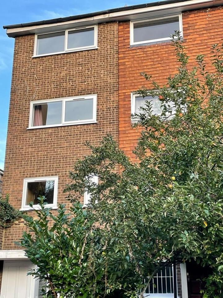 Cosy Bedroom With Private Bathroom Ensuite In Canary Wharf E14 Only 1 Stop To Excel And O2 For Short Or Long Let In Canary Wharf, Less Than An Hour From Heathrow, Stansted And Gatwick Airport London