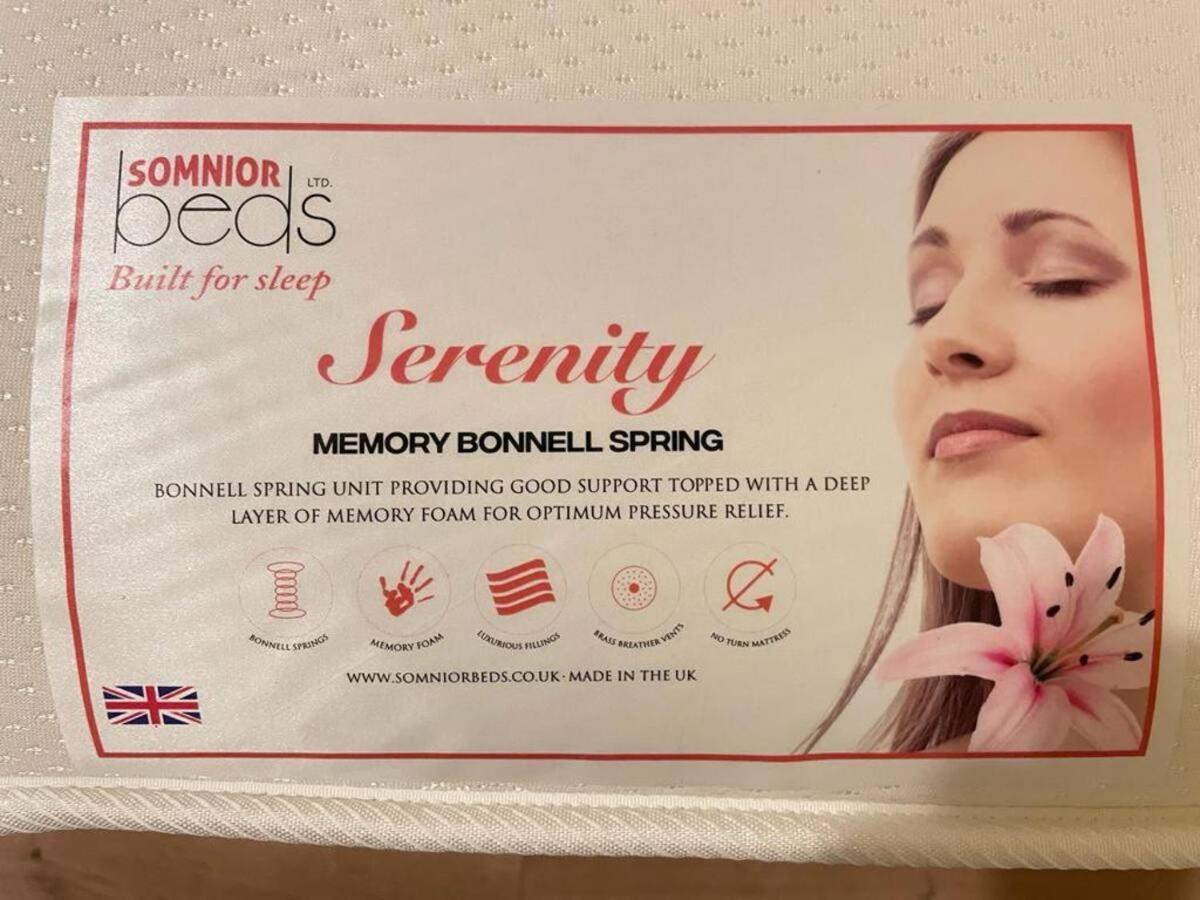 Cosy Bedroom With Private Bathroom Ensuite In Canary Wharf E14 Only 1 Stop To Excel And O2 For Short Or Long Let In Canary Wharf, Less Than An Hour From Heathrow, Stansted And Gatwick Airport Guest house