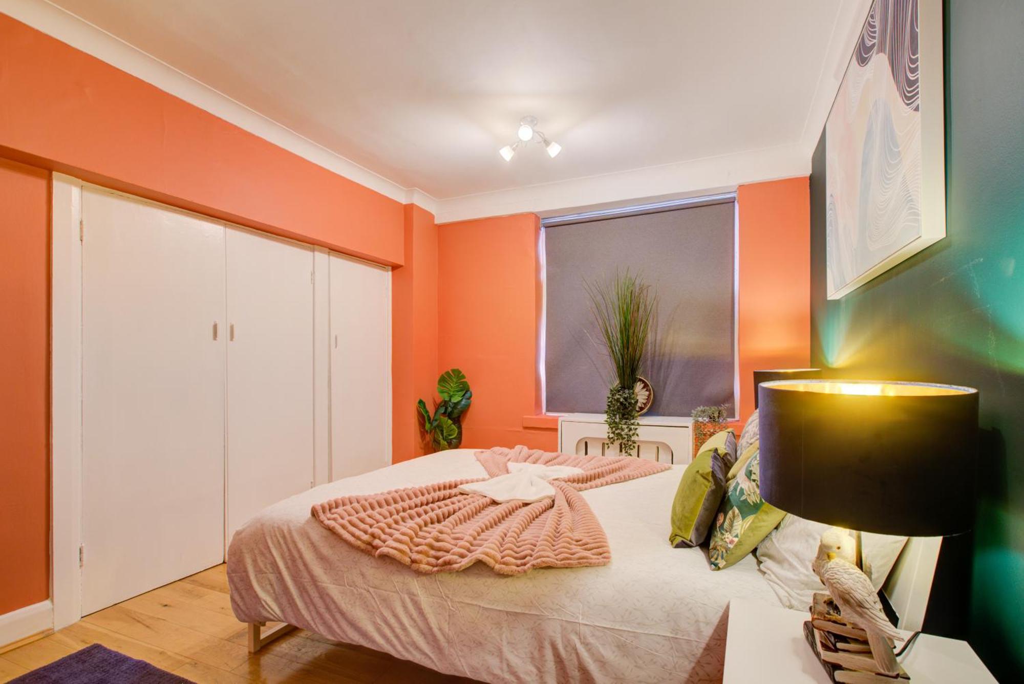 2 Bedroom And Living Flat In Central * London