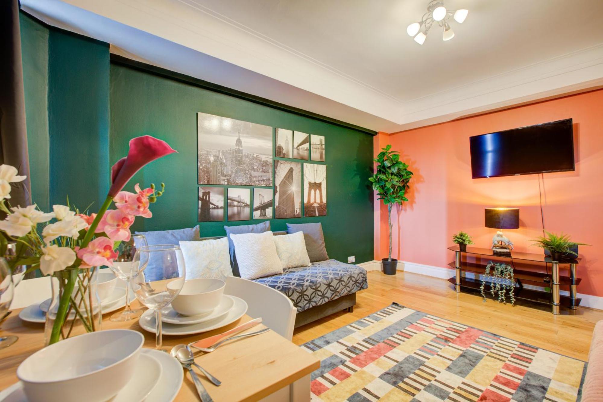 2 Bedroom And Living Flat In Central Apartment