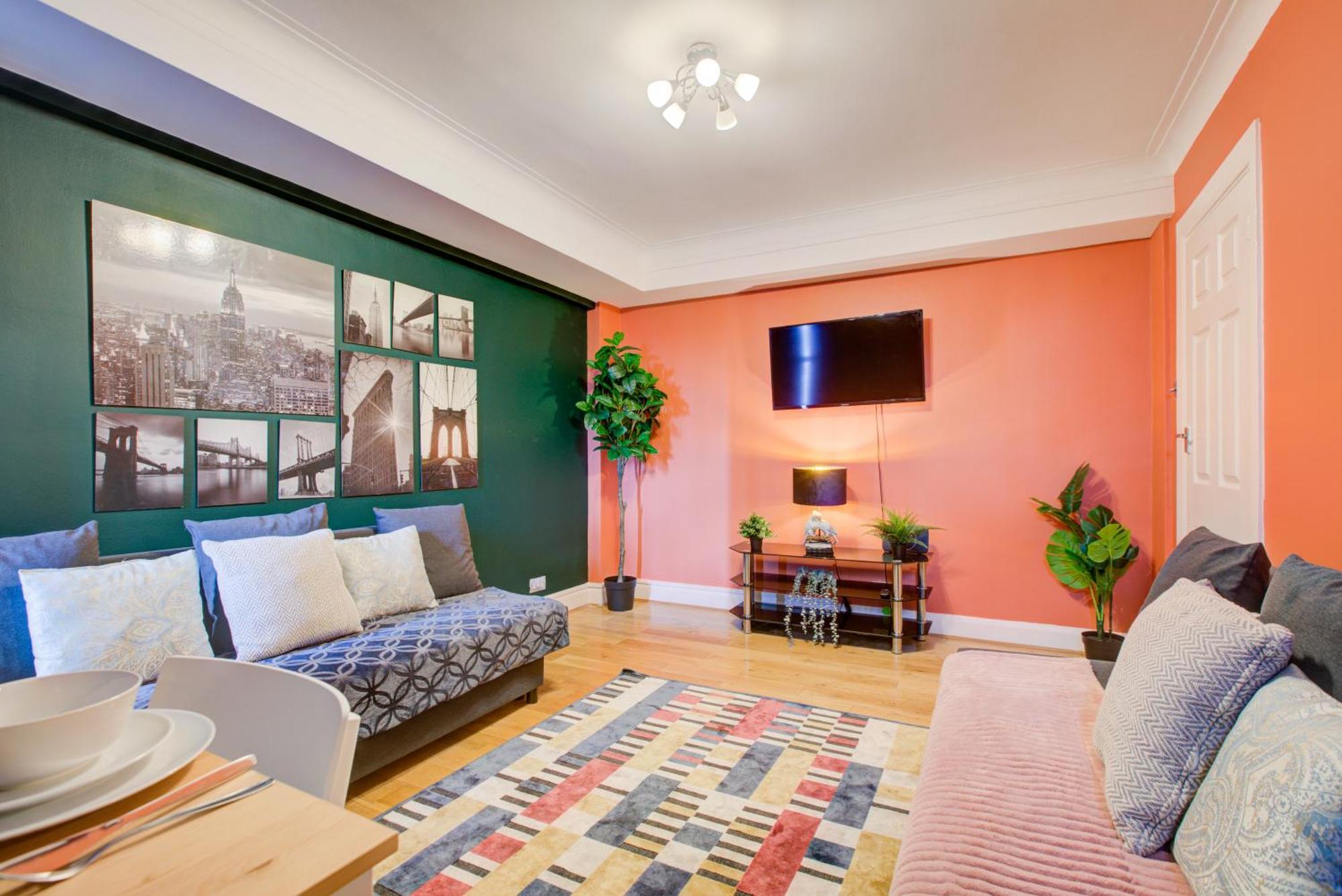 2 Bedroom And Living Flat In Central Apartment London