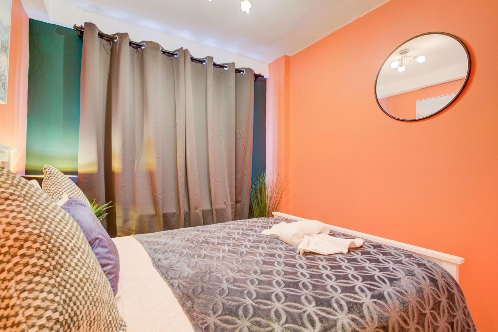 2 Bedroom And Living Flat In Central Apartment