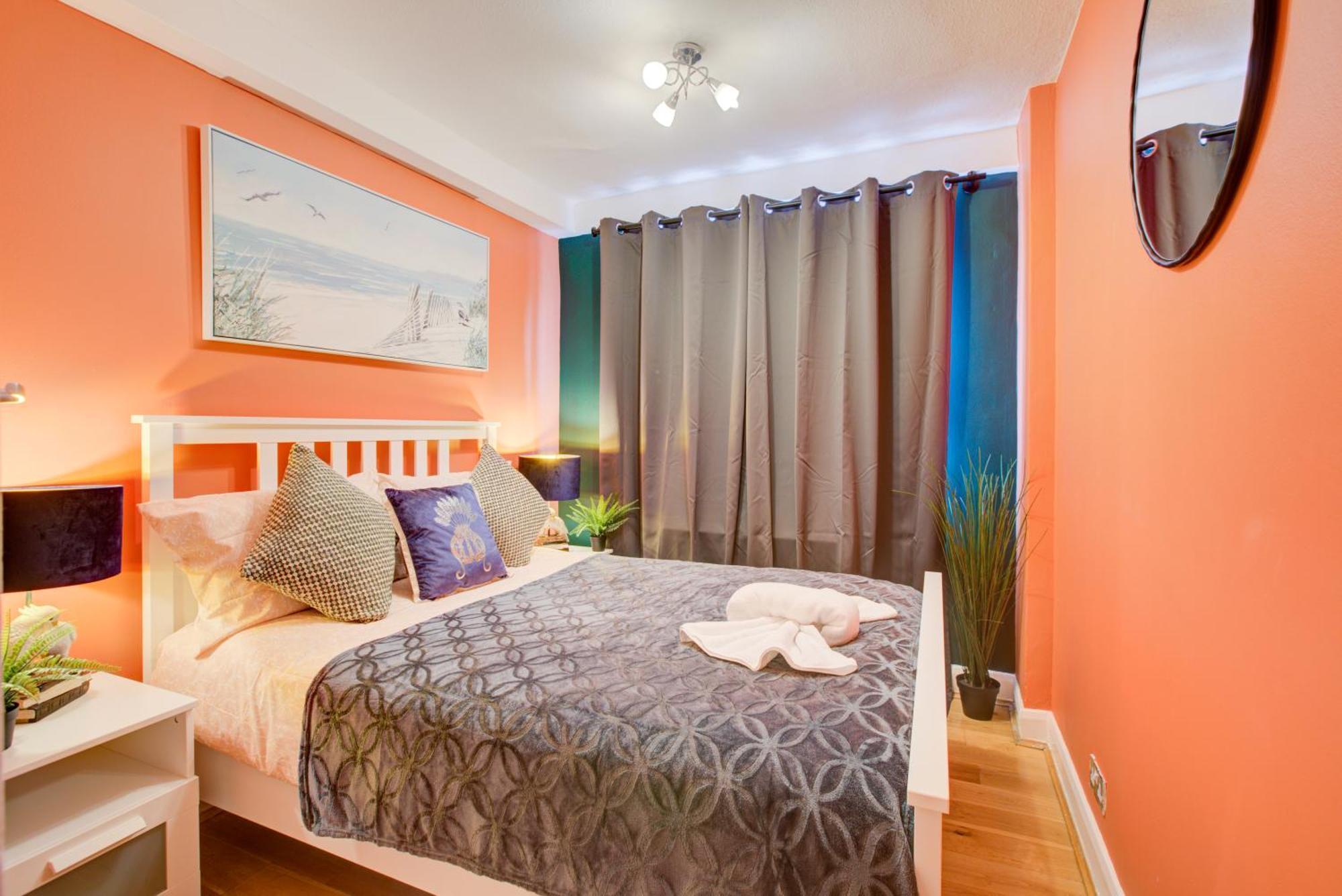 2 Bedroom And Living Flat In Central Apartment London