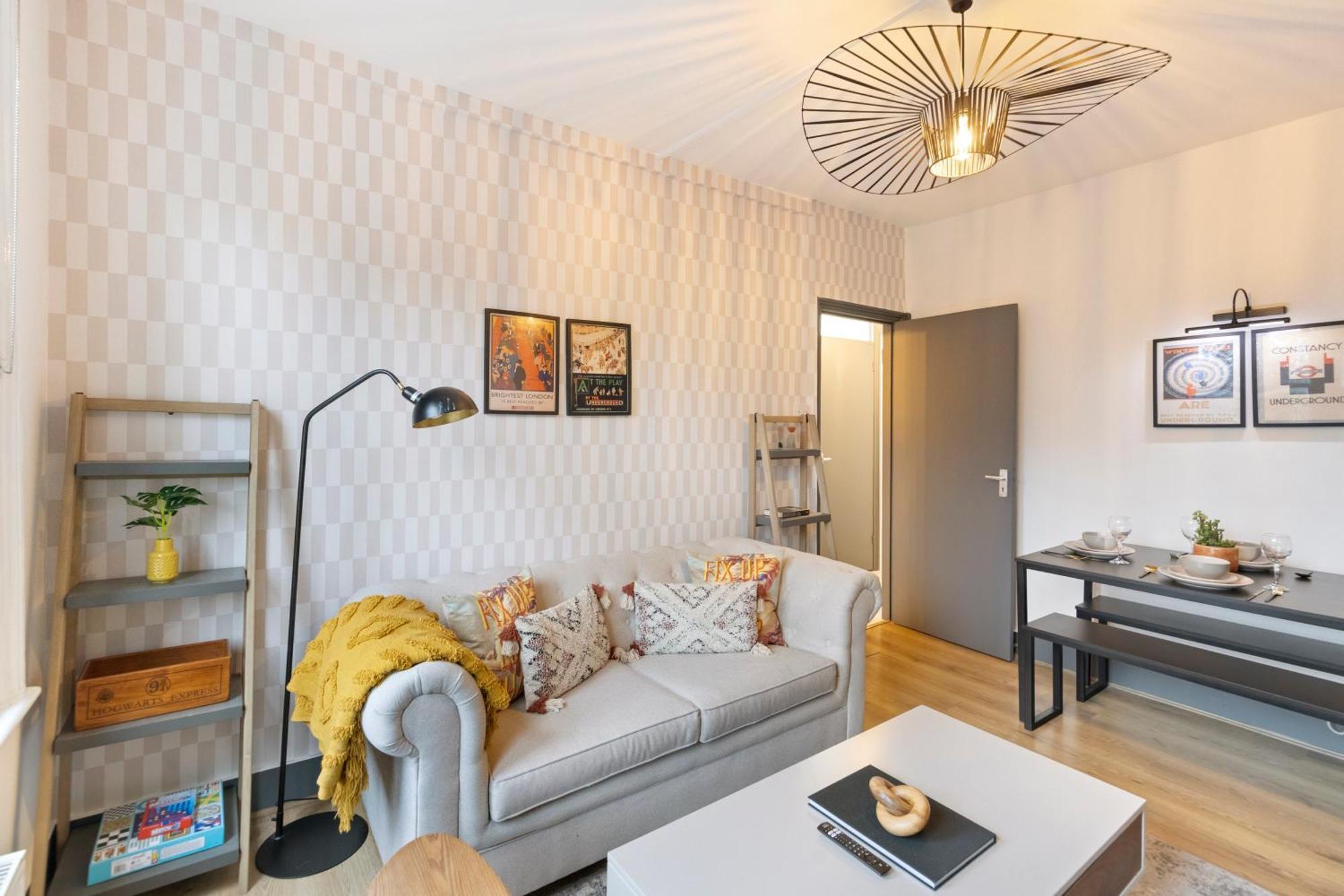Bright & Airy Rooftop In Apartment