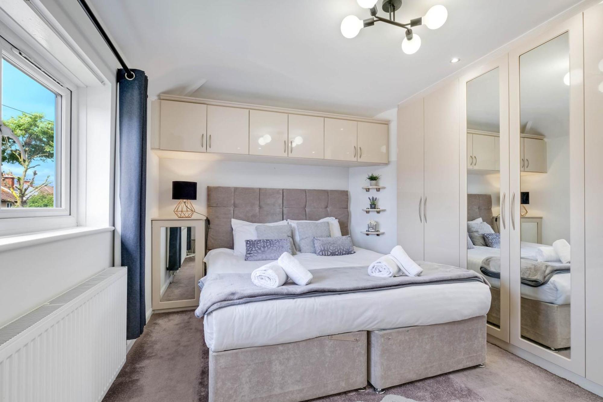 Hanwell 2 Bedroom Maisonette By 360stays London