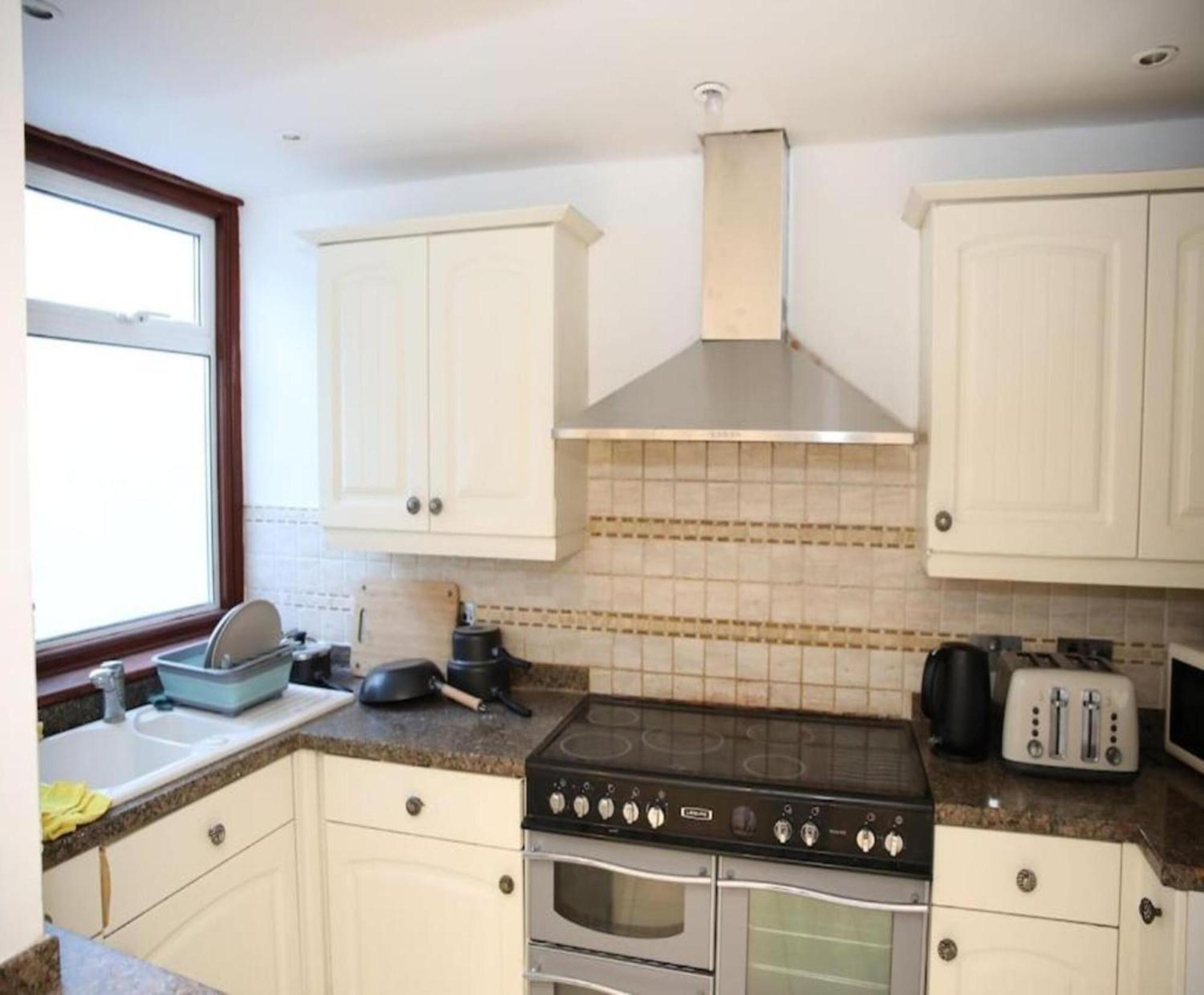Oyo Timi Bed & Breakfast London