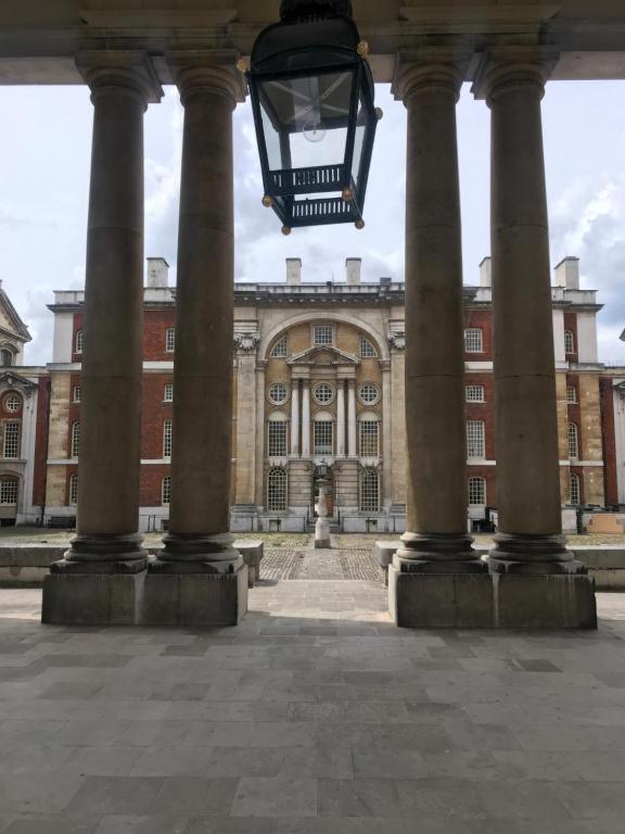 Apartment Modern 2-bed In Greenwich - Prime Location Near Cutty Sark & Excellent Transport Links