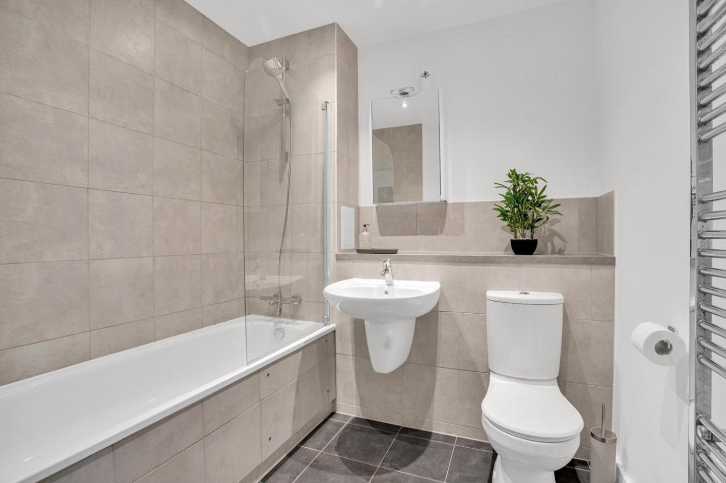 Modern 2-bed In Greenwich - Prime Location Near Cutty Sark & Excellent Transport Links Apartment