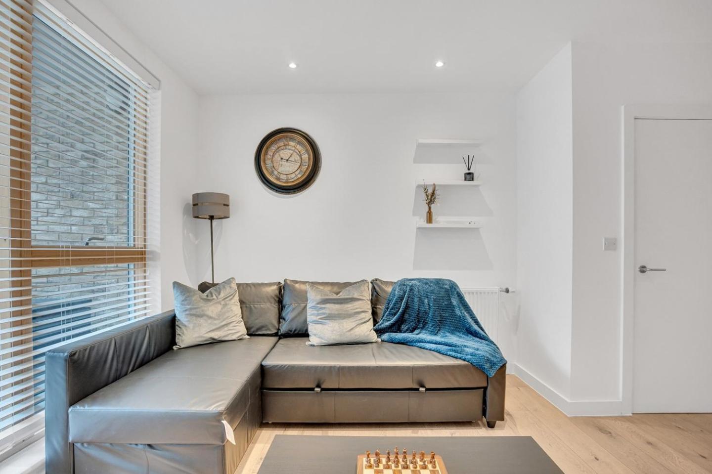 Apartment Modern 2-bed In Greenwich - Prime Location Near Cutty Sark & Excellent Transport Links