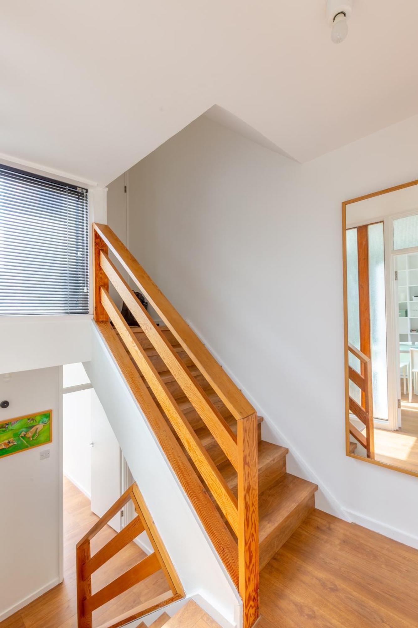 Unique Spacious Central 3 Bedroom With Rooftop Terrace Apartment *