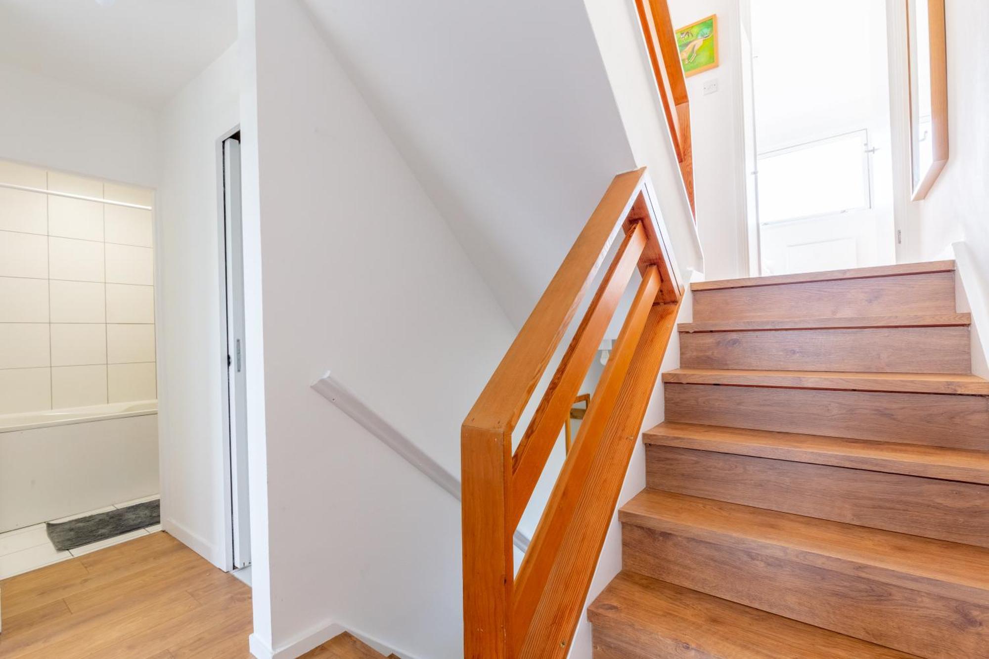 Unique Spacious Central 3 Bedroom With Rooftop Terrace Apartment *