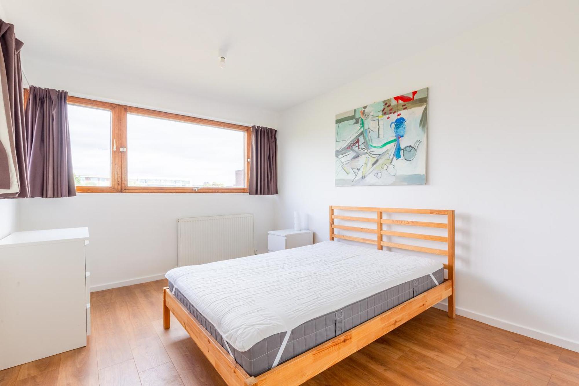 Unique Spacious Central 3 Bedroom With Rooftop Terrace Apartment *