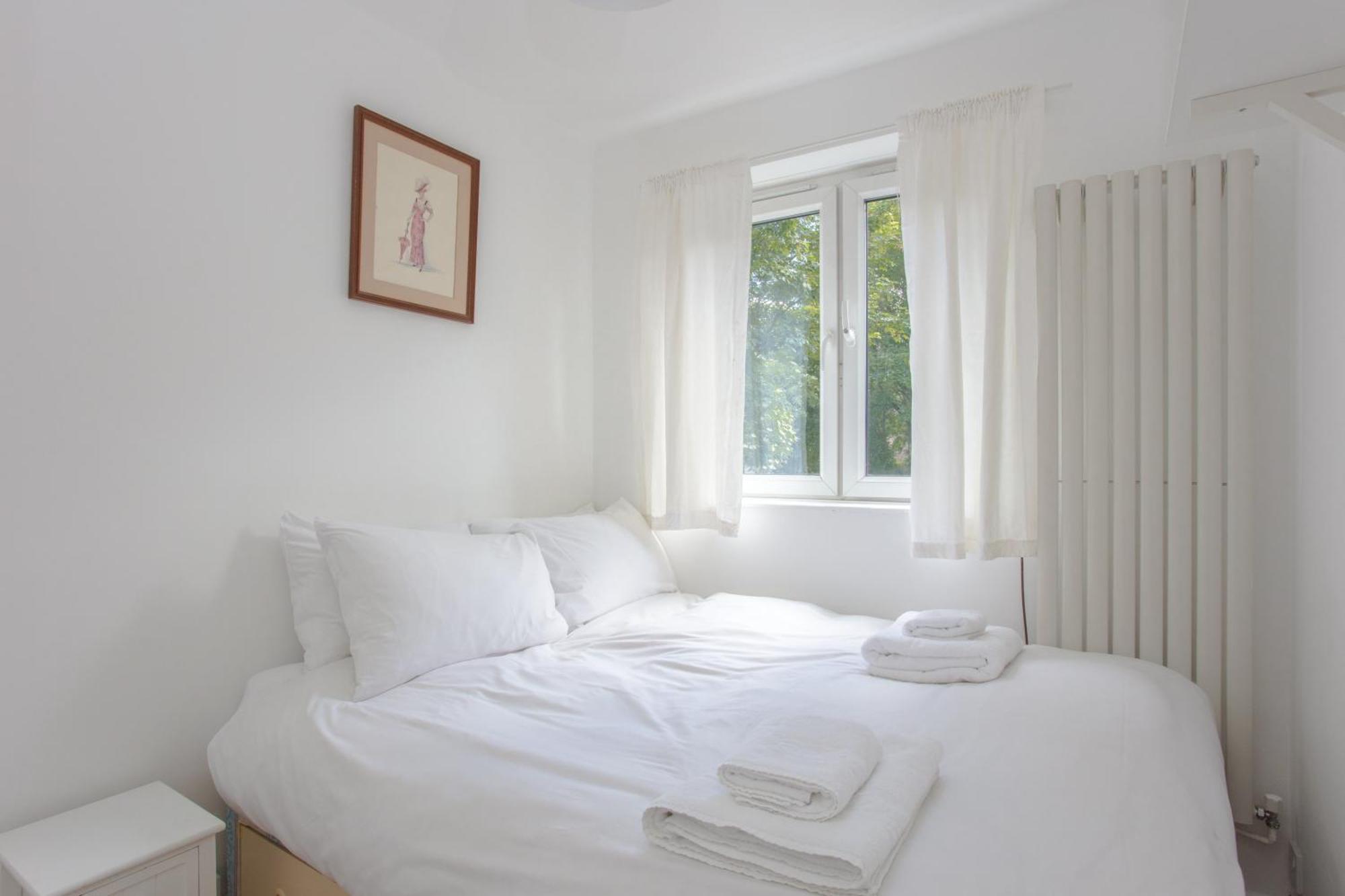 Modern 3 Bedroom In Brixton Apartment
