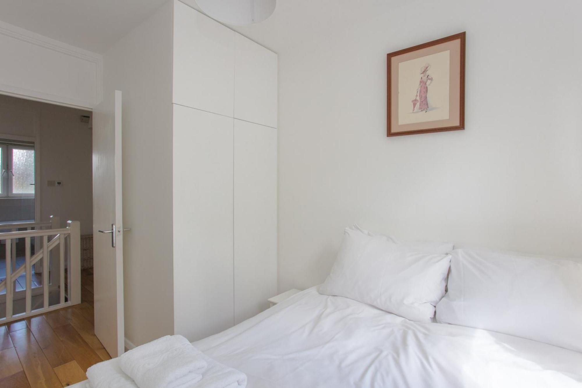 Modern 3 Bedroom In Brixton Apartment *