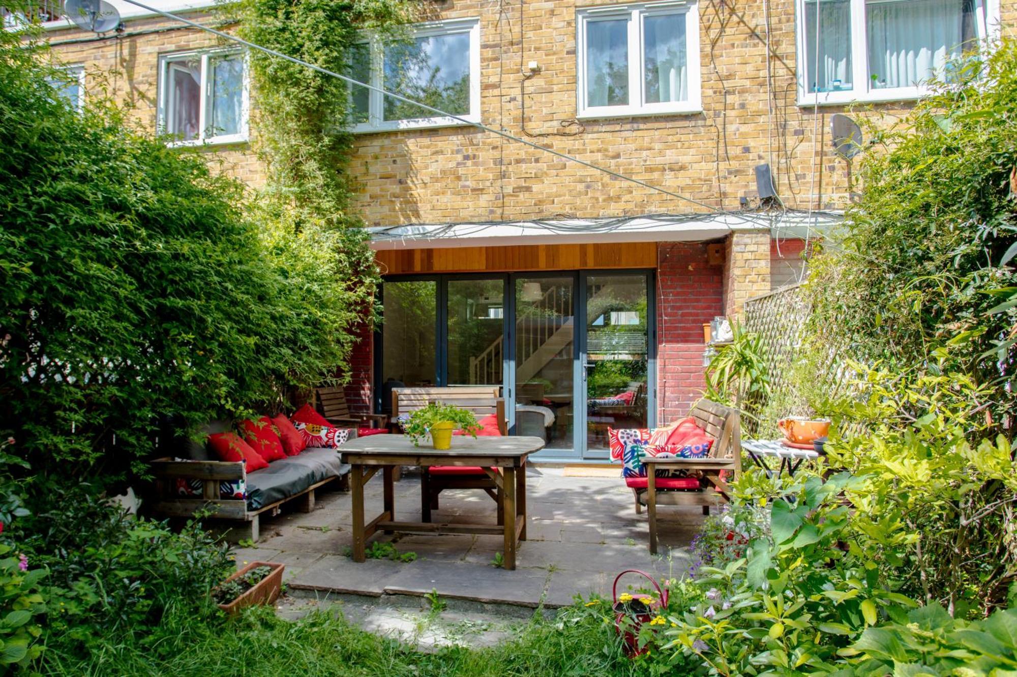 Modern 3 Bedroom In Brixton Apartment