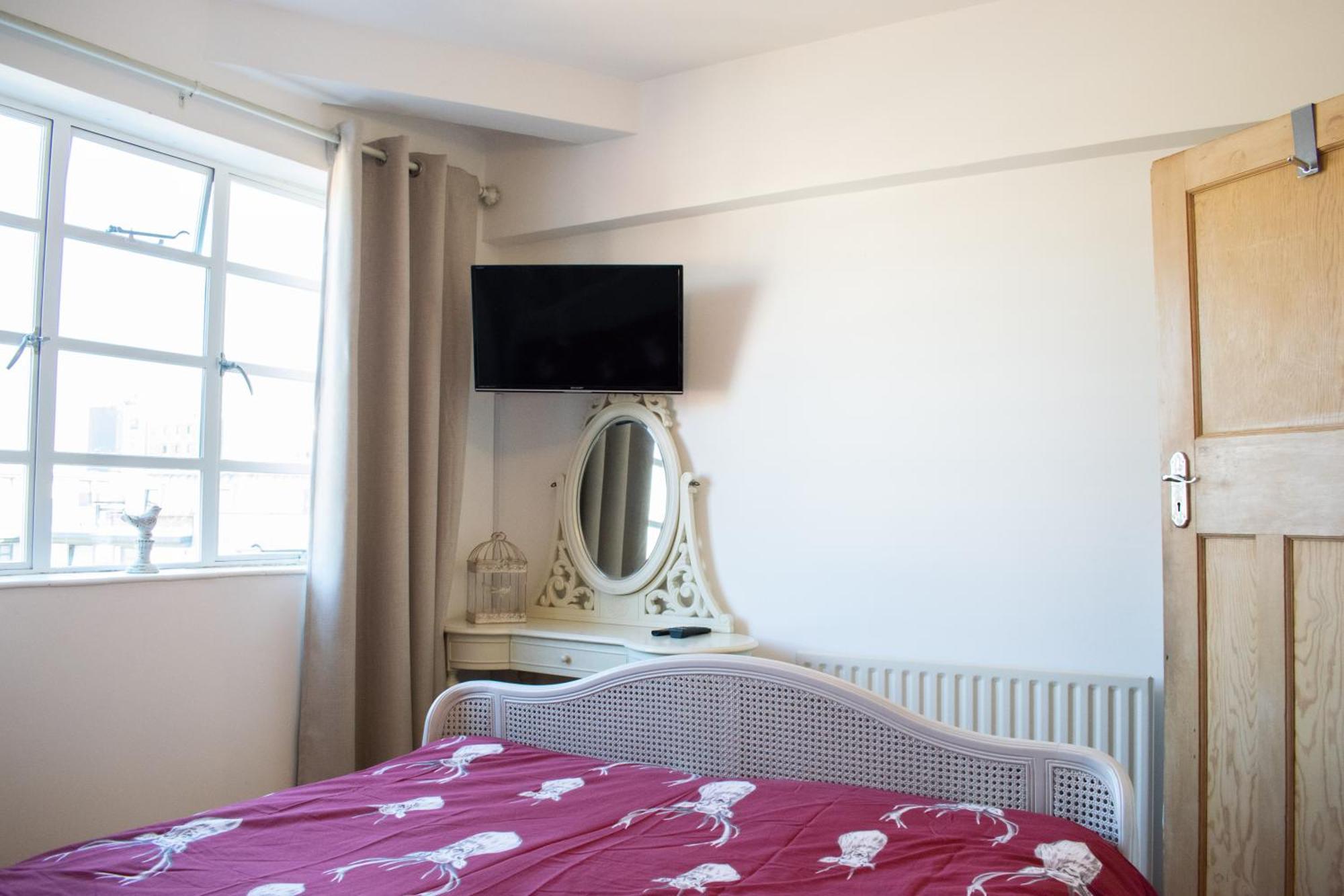 Beautifully Decorated Contemporary 2 Bedroom Flat Apartment London