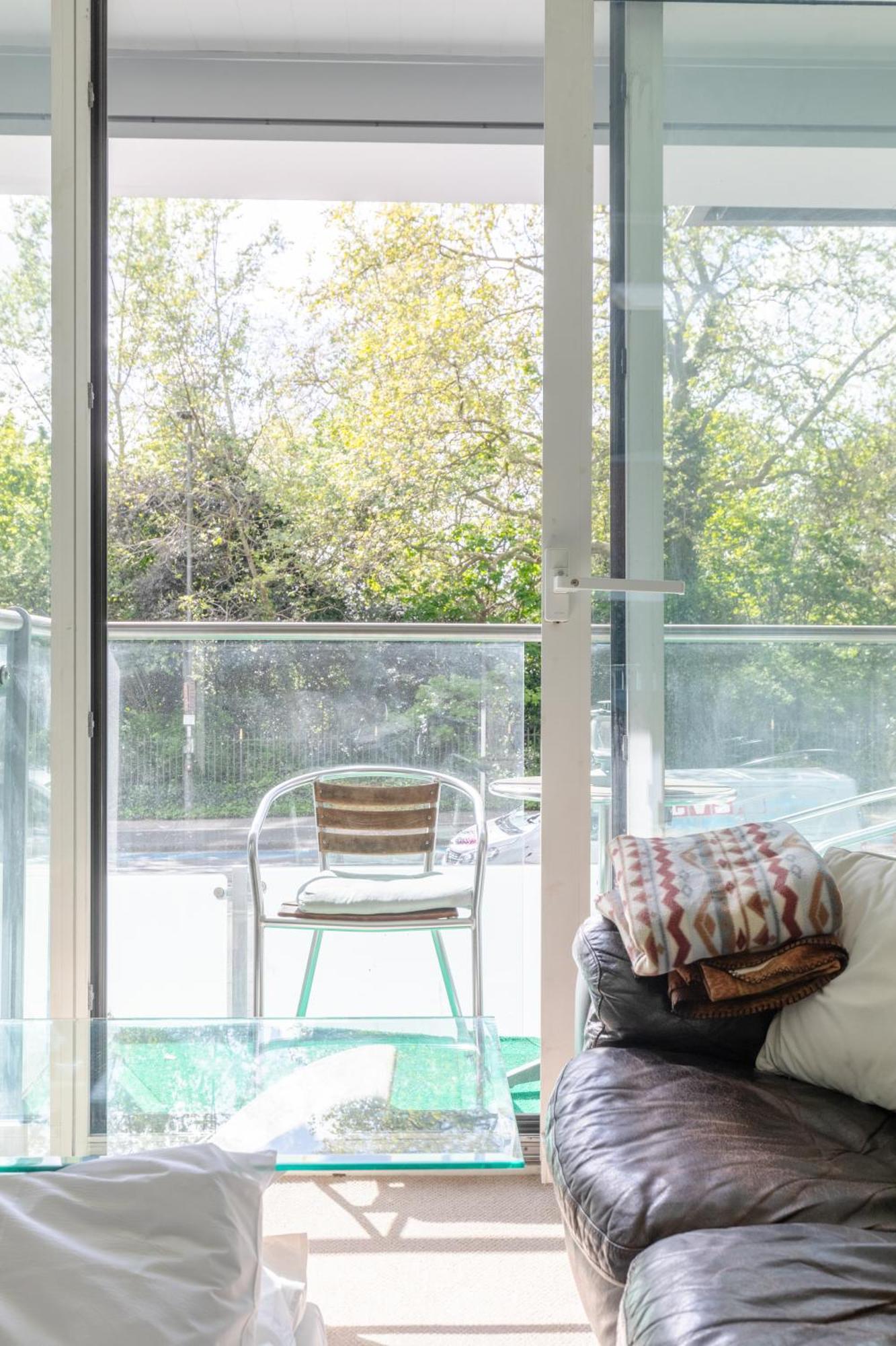 Minimal With Views Over Battersea Park Apartment *