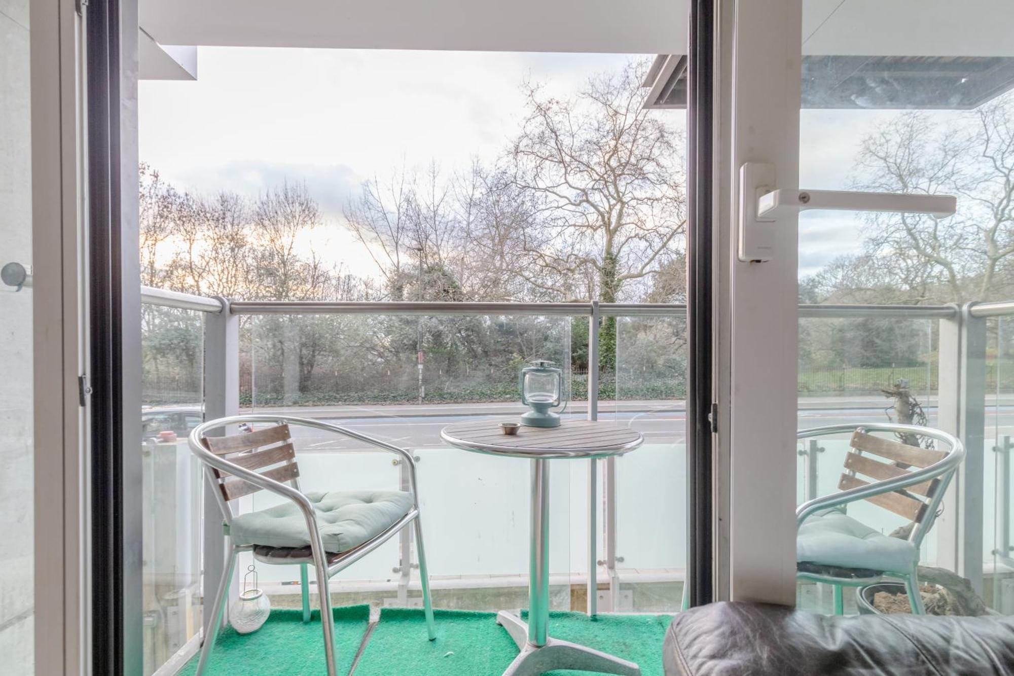 Minimal With Views Over Battersea Park Apartment *