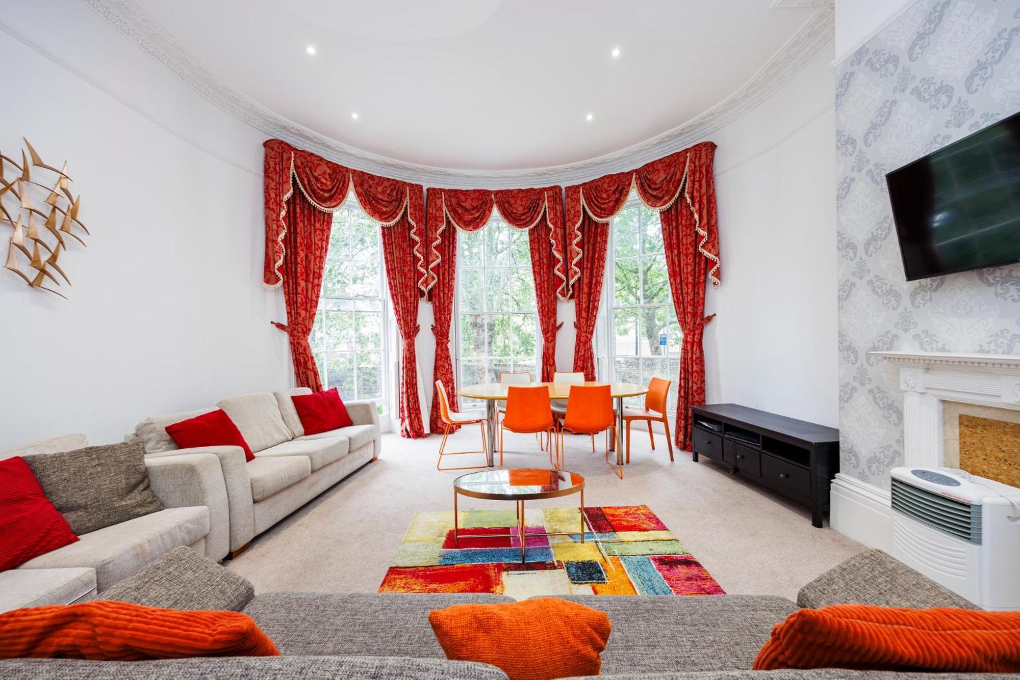 Premium Over Looking Canary Wharf Towers * London